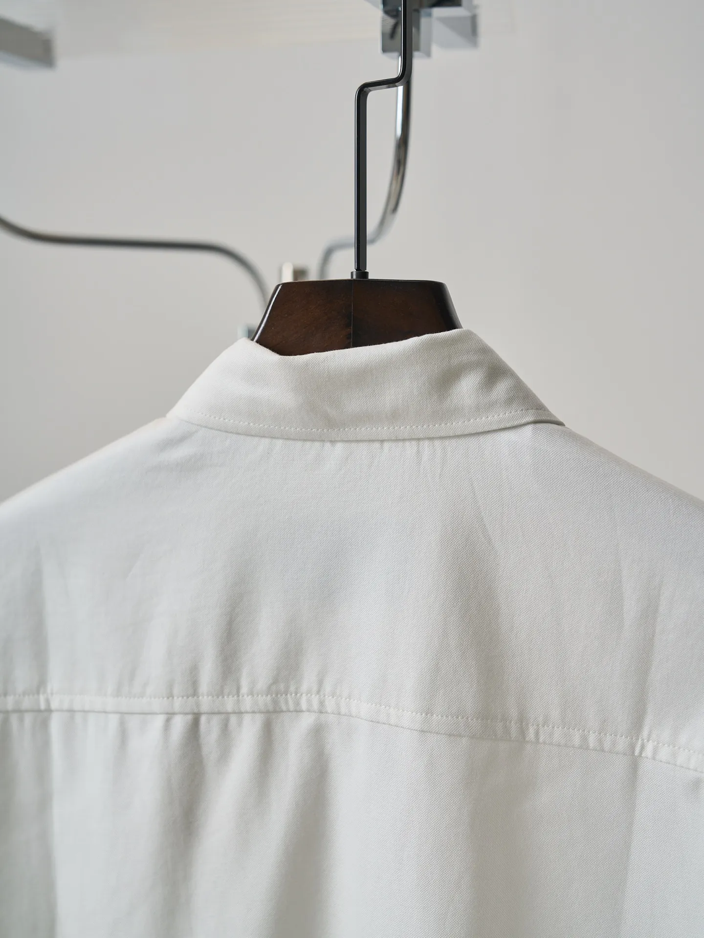 [Real auction] AMI/Amy love heart embroidered short-sleeved shirt [In Stock] 37 38 39 40 Customized high-density double-ply Oxford spinning, tight and smooth, comfortable and close to the skin, a touch of simple white, as pure as ever, elegant and self-evident. Black silk thread dances on the chest with love embroidery, low-key and powerful, with pockets as the boundary, hiding the French romance. It is the ultimate simplification of color, and uses the ultimate restraint to interpret the effortless sense of luxury. Adopt imported machine embroidery technology, use advanced computer control system and precision mechanical components to realize Ami's love embroidery operation with high precision. The lines are smooth and delicate. The fabrics have been washed and have a better hand feel. It is not easy to deform, not easy to shrink, not easy to fade, and maintains long-term beauty and loose fit.